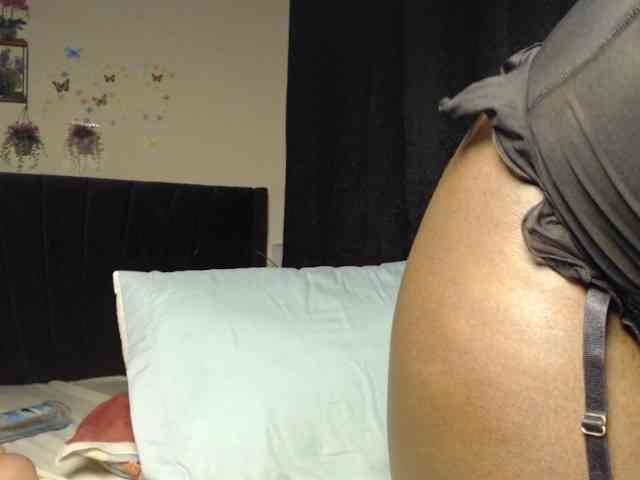 Curvyzaraa webcam