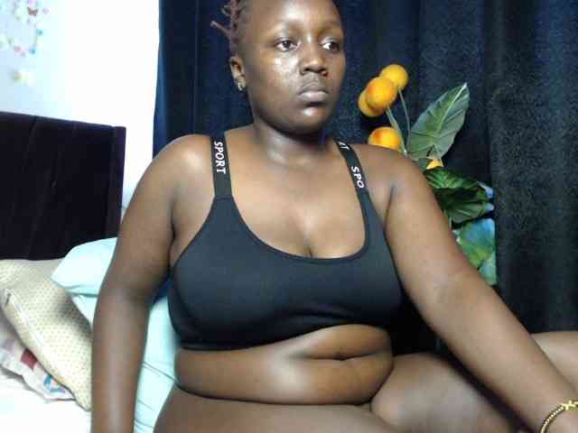 Curvyzaraa webcam