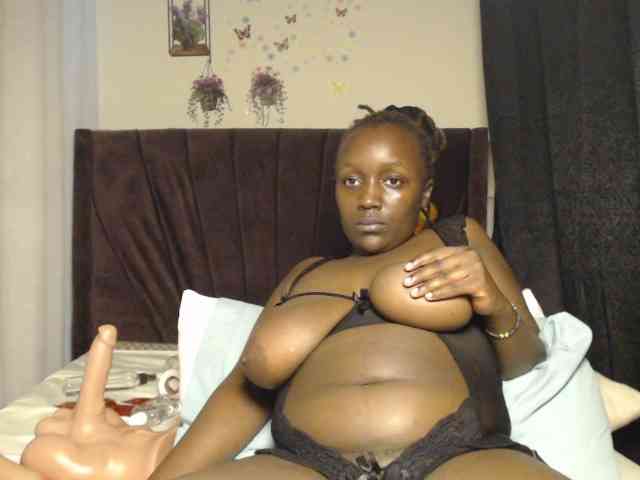 Curvyzaraa webcam