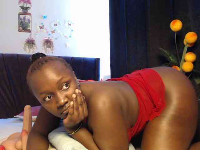 Curvyzaraa webcam