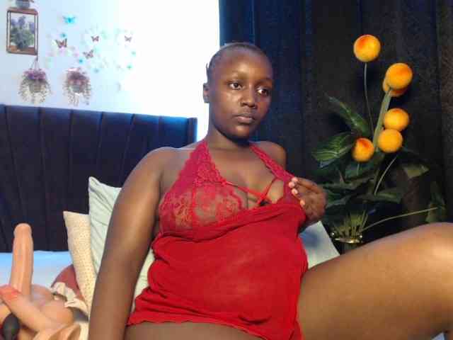 Curvyzaraa webcam
