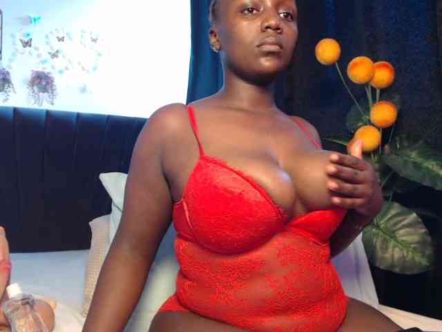 Curvyzaraa webcam