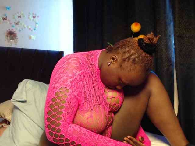 Curvyzaraa webcam