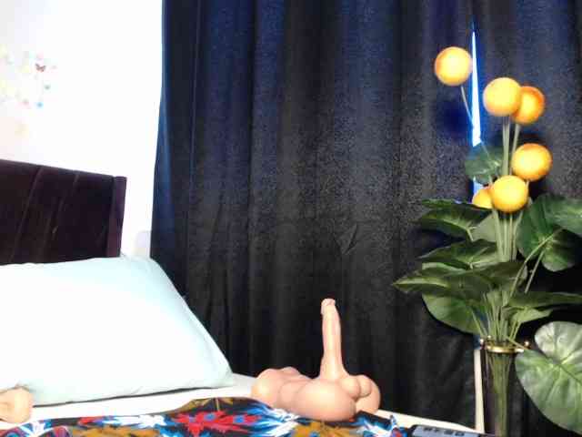Curvyzaraa webcam