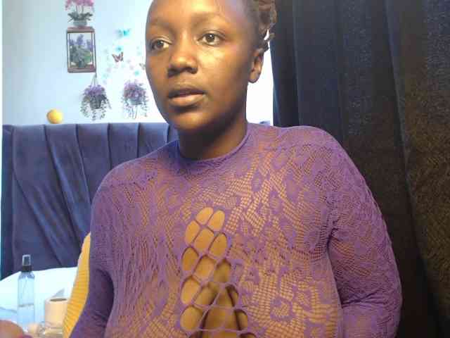 Curvyzaraa webcam
