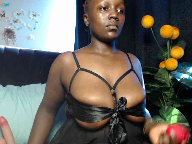 Curvyzaraa webcam