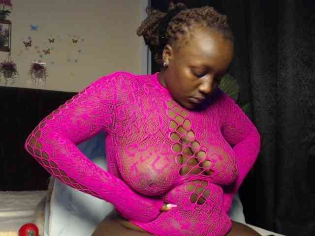 Curvyzaraa webcam