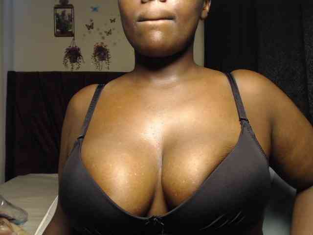 Curvyzaraa webcam