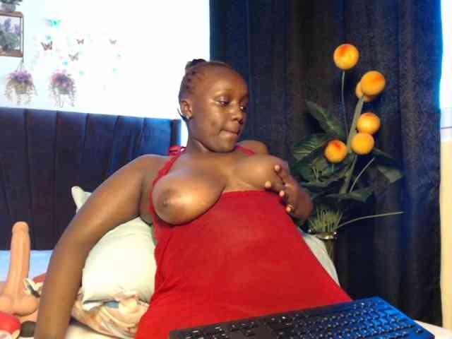 Curvyzaraa webcam