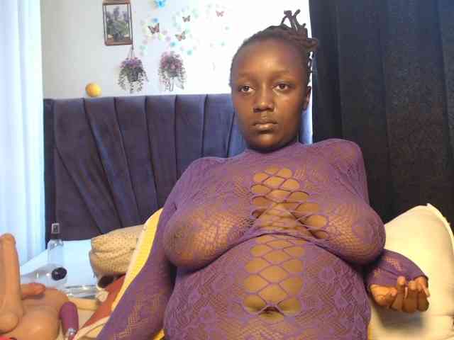 Curvyzaraa webcam