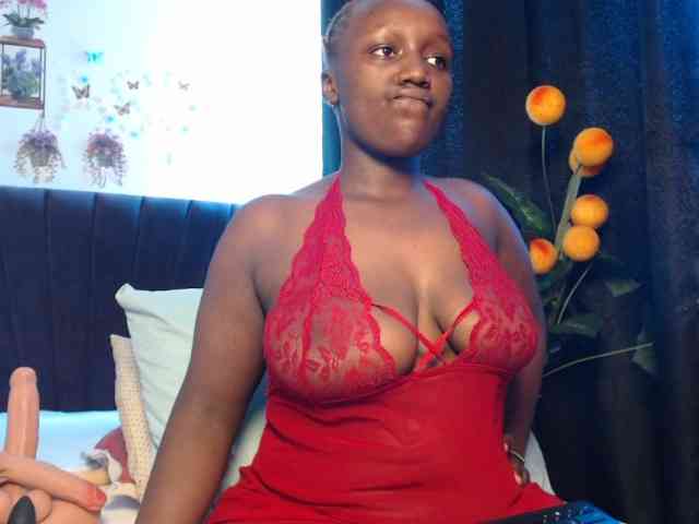 Curvyzaraa webcam