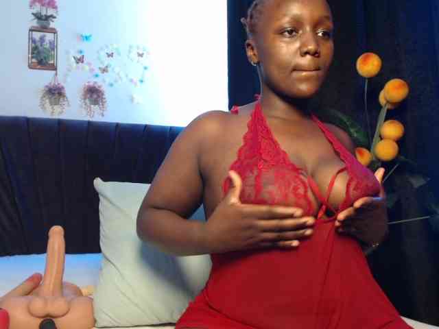 Curvyzaraa webcam