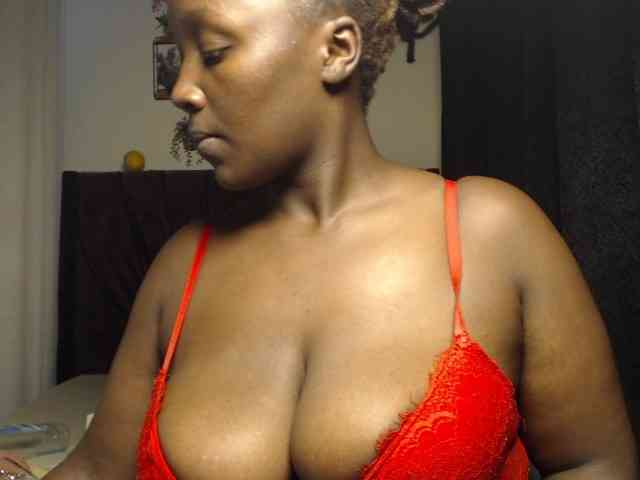Curvyzaraa webcam