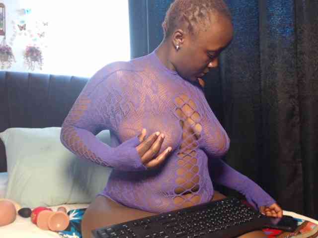 Curvyzaraa webcam