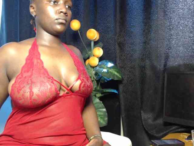 Curvyzaraa webcam