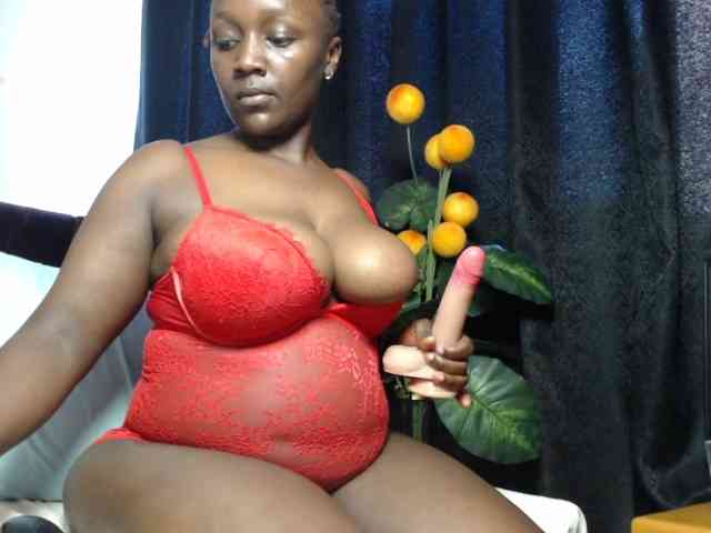 Curvyzaraa webcam