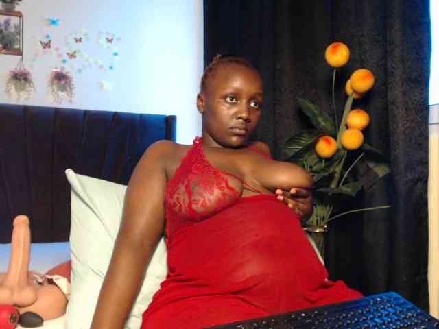 Curvyzaraa webcam