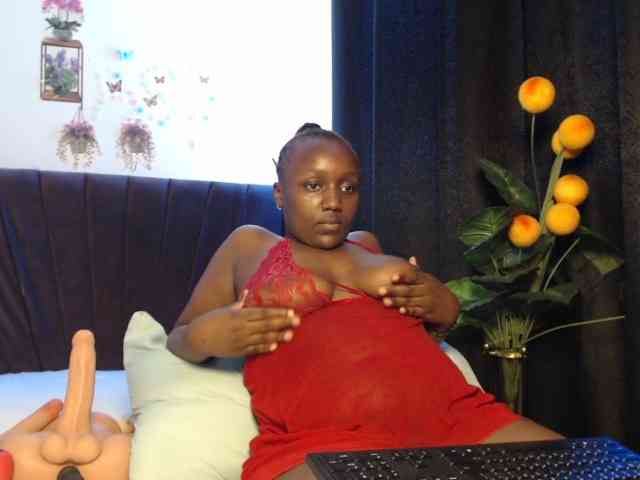 Curvyzaraa webcam