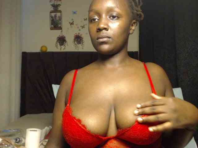 Curvyzaraa webcam