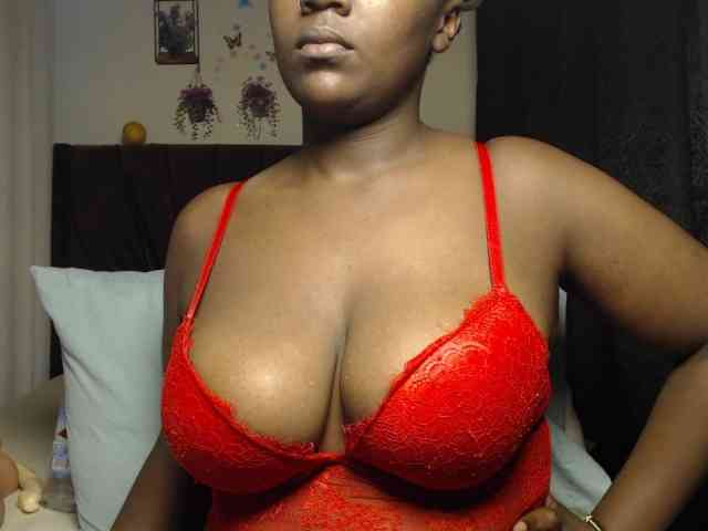 Curvyzaraa webcam