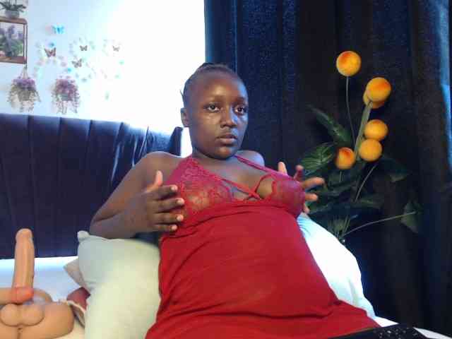 Curvyzaraa webcam