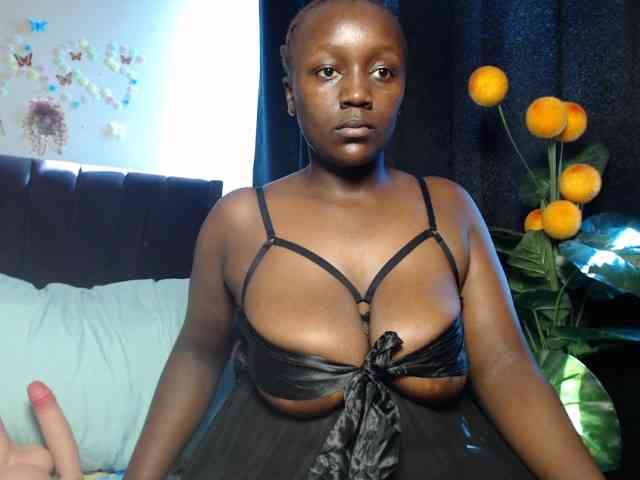 Curvyzaraa webcam