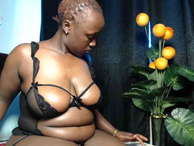Curvyzaraa webcam