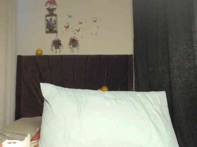 Curvyzaraa webcam