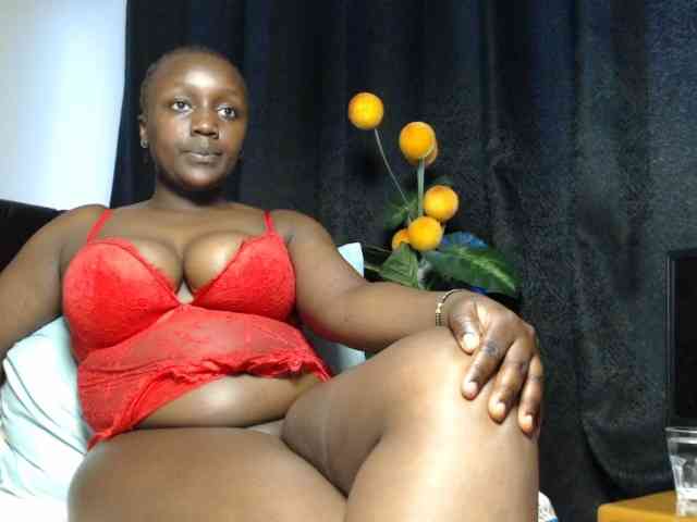 Curvyzaraa webcam