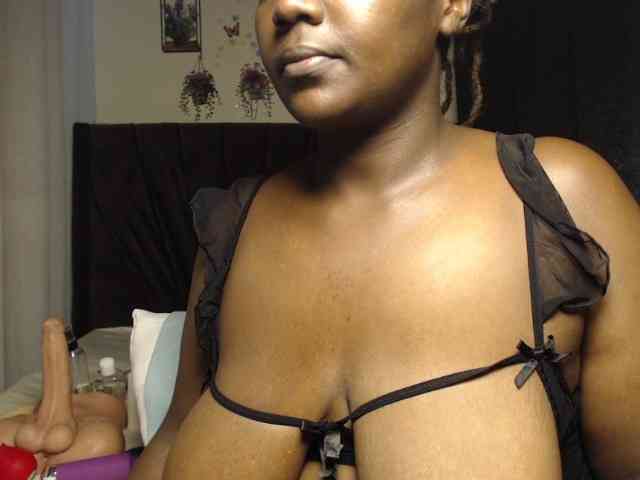 Curvyzaraa webcam