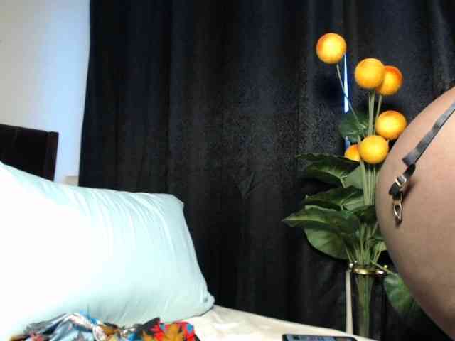 Curvyzaraa webcam