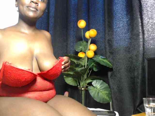 Curvyzaraa webcam