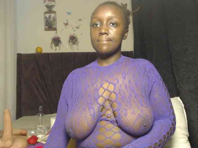 Curvyzaraa webcam