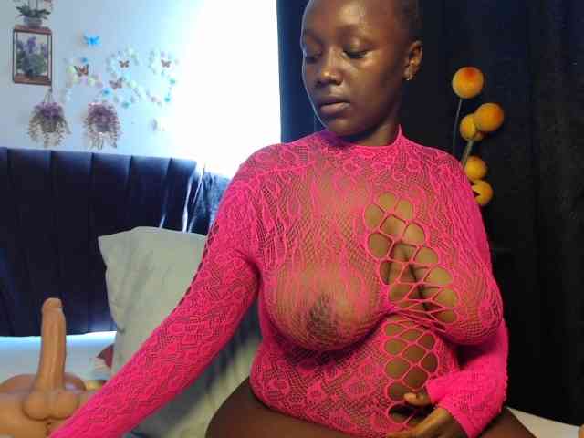 Curvyzaraa webcam