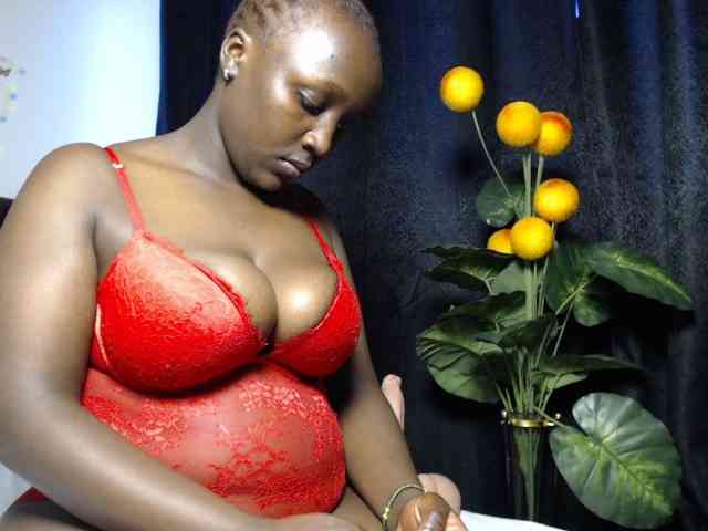 Curvyzaraa webcam