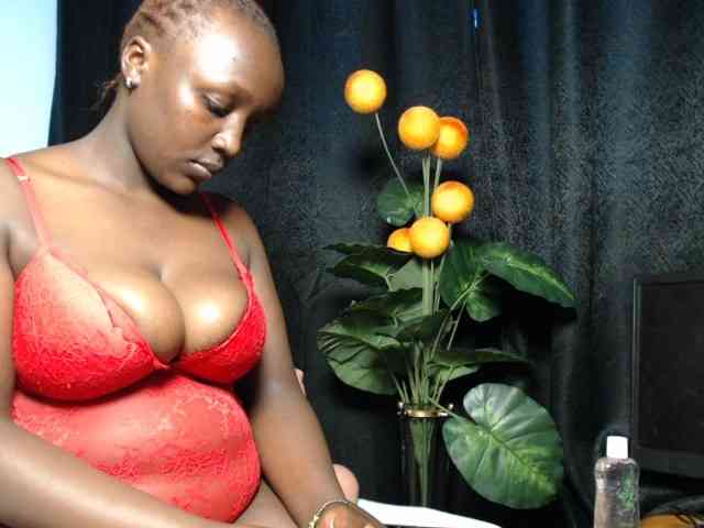 Curvyzaraa webcam