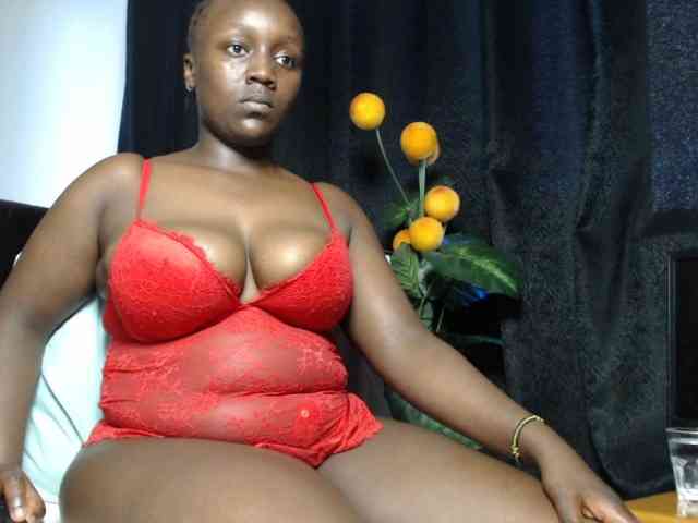 Curvyzaraa webcam