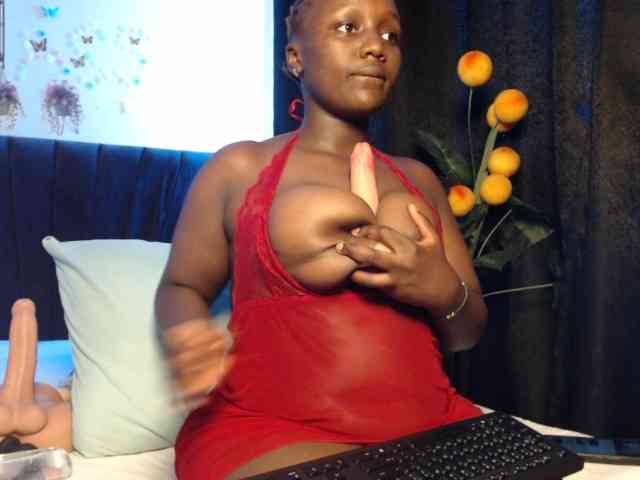 Curvyzaraa webcam