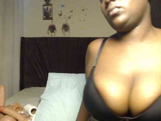 Curvyzaraa webcam