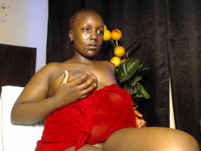 Curvyzaraa webcam