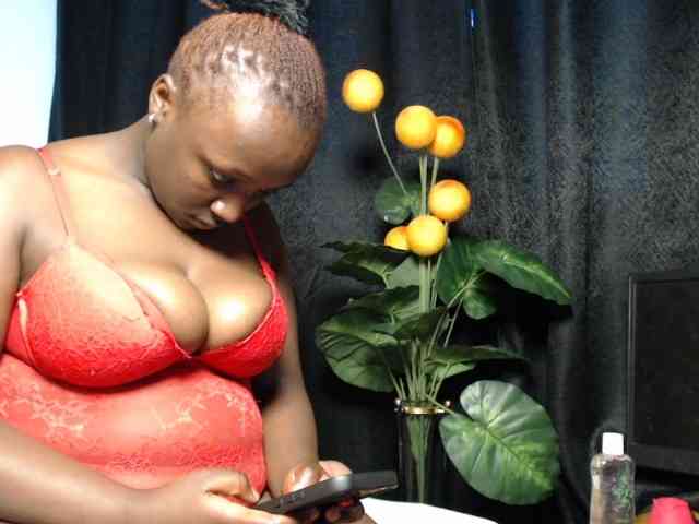 Curvyzaraa webcam