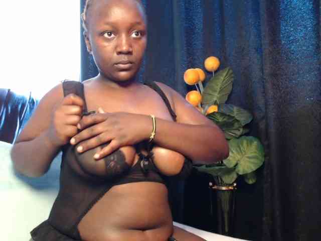 curvyzaraa's live room