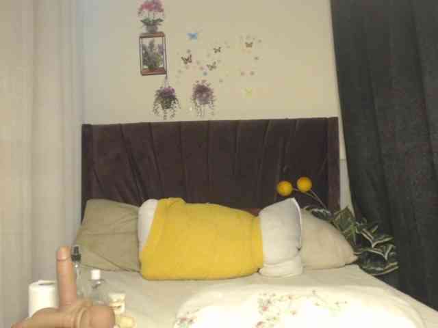 Curvyzaraa webcam