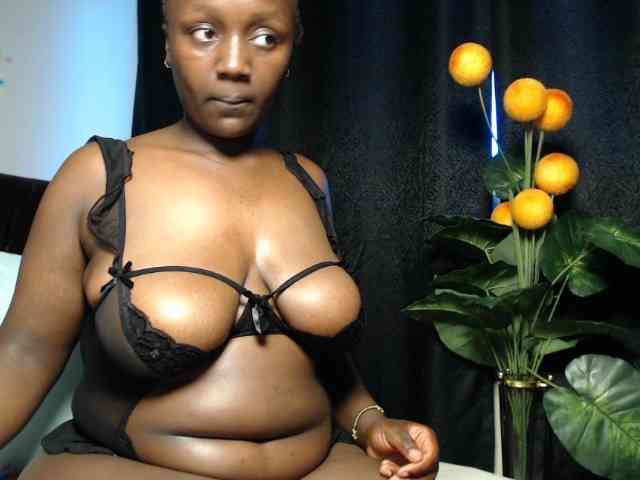 Curvyzaraa webcam