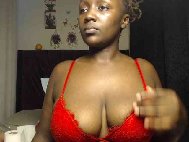 Curvyzaraa webcam