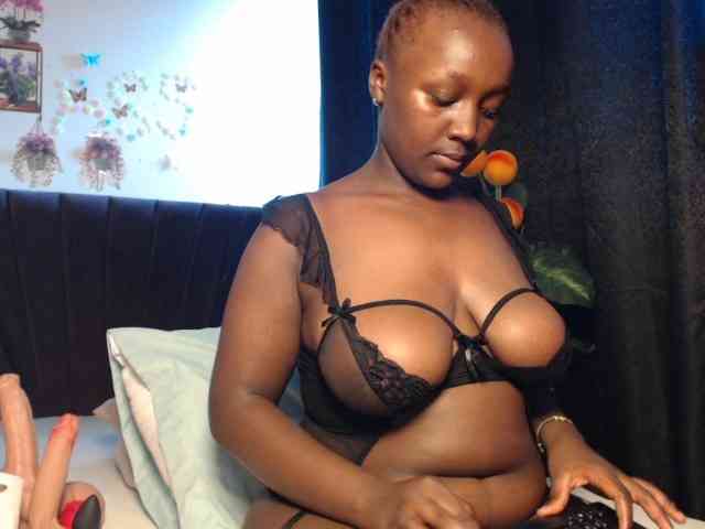 Curvyzaraa webcam