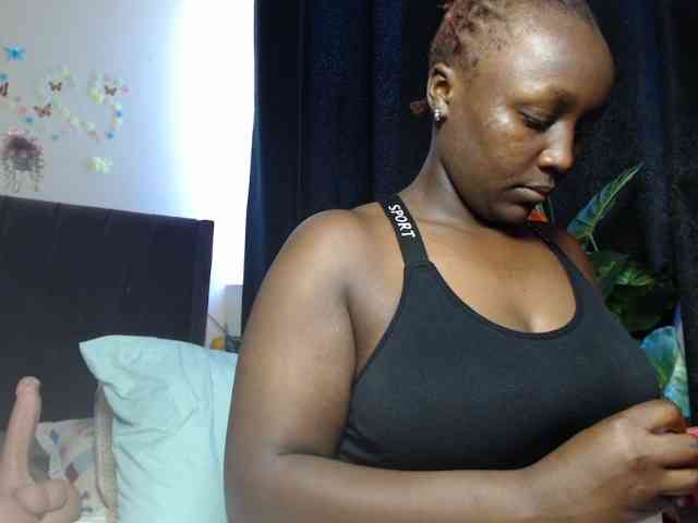 Curvyzaraa webcam