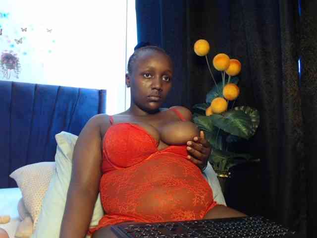 Curvyzaraa webcam