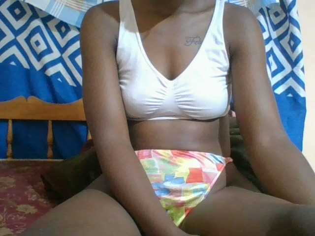 Charliepoco live cam on BongaCams
