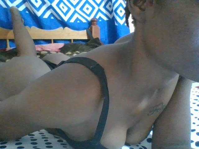 Charliepoco live cam on BongaCams